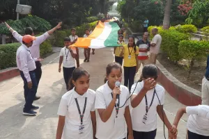 लोकनायक जेपी जयंती : 500 मीटर लम्बे राष्ट्रीय ध्वज के साथ स्कूली बच्चो ने निकाली प्रभातफेरी