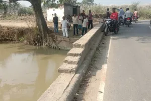 बलिया में दर्दनाक हादसा : नहर में गिरी बेकाबू स्कूटी, मां-बेटे की मौत