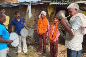 शिक्षकों ने मेधा का किया अनोखा सम्मान : गांव की गलियों में कुछ यूं निकला बलिया बेसिक के चमकते सितारों का कारवां, देखें Video