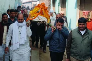 Ballia News : पूर्व मंत्री की चाची पंचतत्व में विलीन, इंजीनियर बेटे ने दी मुखाग्नि