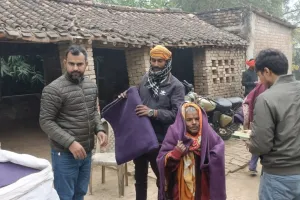 बलिया : कुंवर सत्यपाल सिंह ने सैकड़ों जरूरतमंदों में वितरित किया कम्बल