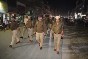 गणतंत्र दिवस की पूर्व संध्या पर पुलिस बल के साथ एसपी और एएसपी ने बलिया शहर में किया फ्लैग मार्च