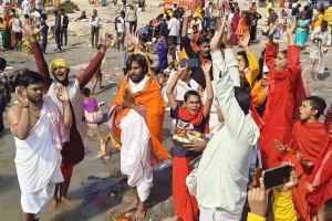 महर्षि भृगु वैदिक गुरुकुलम् के तत्वावधान में वैदिक मंत्रोच्चार के बीच श्री लक्ष्मीनारायण महायज्ञ के लिए ध्वजारोपण