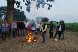 युवा तुर्क चंद्रशेखर पर अभद्र टिप्पणी से बलिया में उबाल, ग्रामीणों ने फूंका कांग्रेस अध्यक्ष खड़गे का पुतला