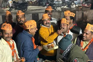 दिल्ली और मिल्कीपुर में भाजपा की जीत पर बलिया में आतिशबाजी