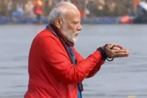 Mahakumbh 2025 : पीएम मोदी ने लगाई संगम में डुबकी