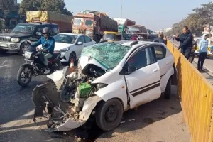 Road Accident : खड़ी बस में घुसी महाकुंभ से लौट रही श्रद्धालुओं की कार, दो की मौत