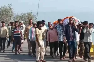 एक साथ उठीं 10 अर्थियां : प्रयागराज सड़क हादसे में मृतकों की बॉडी पहुंची गांव, सिसका हर दिल