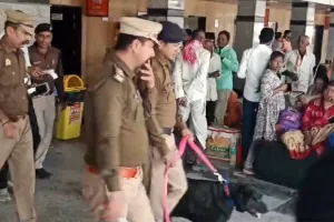 कामायनी एक्सप्रेस में बम की सूचना : बलिया स्टेशन पर यात्रियों को उतारकर RPF और GRP के साथ तलाशी में जुटी पुलिस, देखें Video