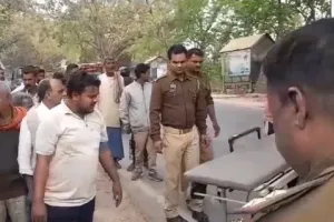 Road Accident In Ballia : सड़क हादसे में राहगीर की मौत, युवक घायल